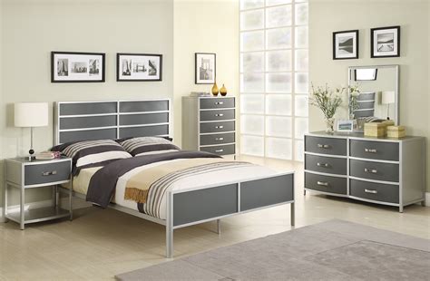 Silver bedroom furniture sets - reflect a clean and clutter-free style ...