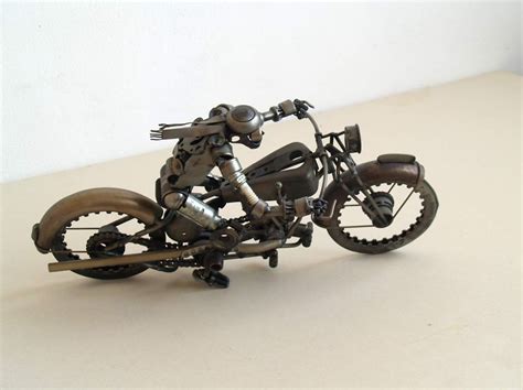 Recyclage de pièces de motos en sculptures d'animaux steampunk ...