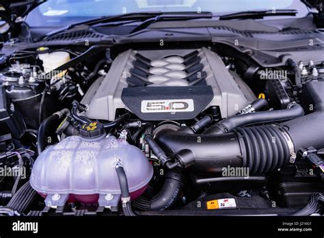 5.0l Coyote 435 HP V8 engine of a 2016 Ford Mustang Stock Photo - Alamy