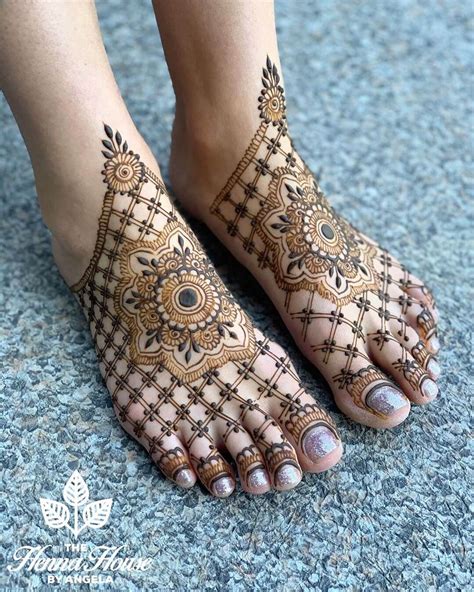 Top more than 77 design of mehndi for foot latest - seven.edu.vn