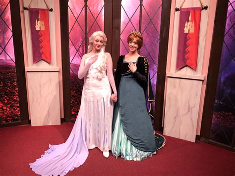 PHOTOS: Anna and Elsa Debut New "Frozen 2" Costumes at Character Close ...