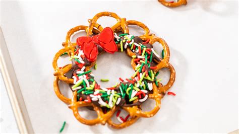 Pretzel Wreaths Are The DIY Snack Your Holiday Grazing Table Needs ...