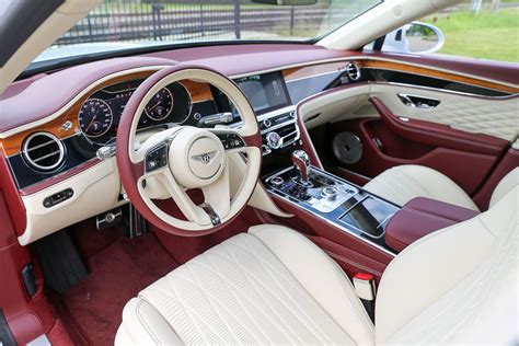 Luxuriöses Interieur - Bentley Flying Spur - Family Office Magazine