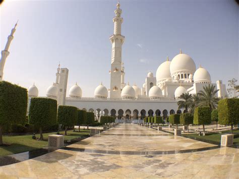 Abu Dhabi Highlights: Sheikh Zayed Grand Mosque – The World In A Weekend