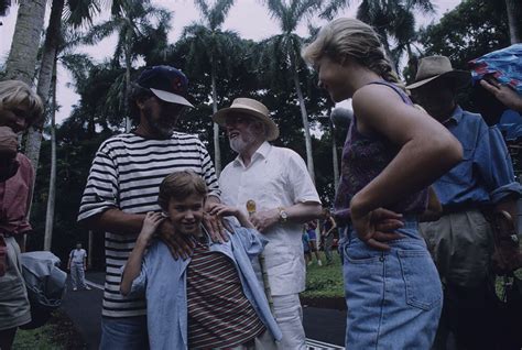 Steven Spielberg on the set of Jurassic Park Jurassic Park Characters ...