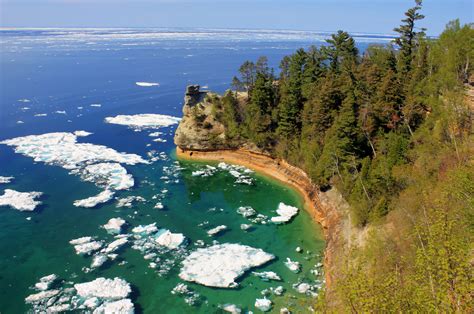 3 Reasons to Drop Everything and Hike Pictured Rocks National Lakeshore