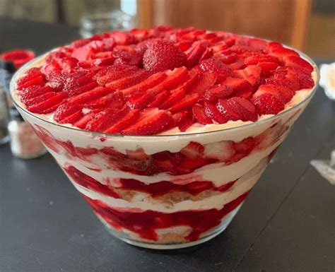 Strawberry Cheesecake Trifle - Recipes Need