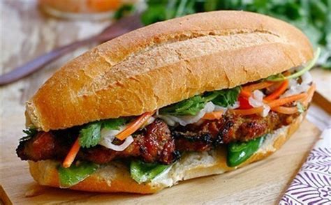 Bánh mì thịt heo nướng thơm ngon hấp dẫn