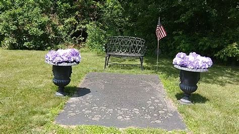 Charles Bronson's Grave in Brownsville Cemetery, West Windsor, Vermont ...