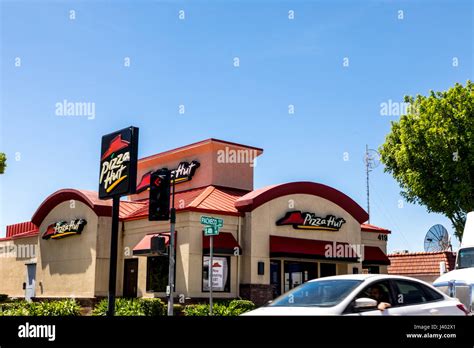 Pizza hut red roof hi-res stock photography and images - Alamy