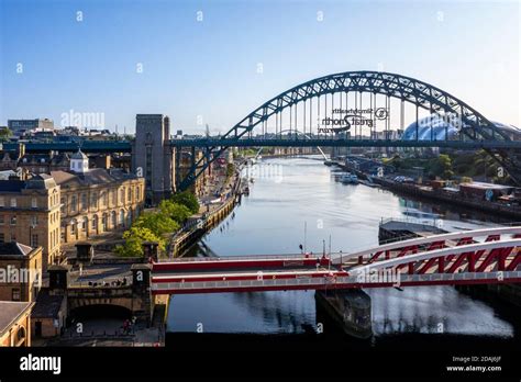 Skyline von Newcastle upon Tyne, River Tyne, Tyne Bridge, Quayside ...