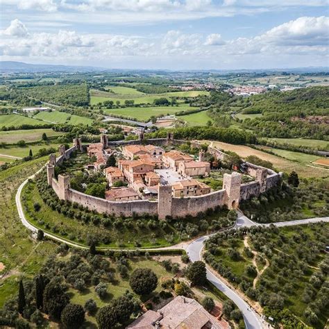 Monteriggioni (Siena) Medieval Houses, Medieval Life, Beautiful World ...