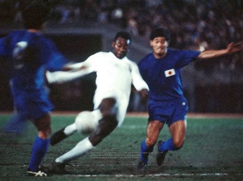 Pele (Santos FC) scores Santos FC’s 2nd goal on 76min in Japan vs ...