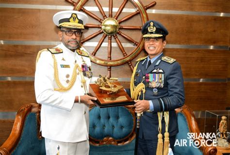 SLAF COMMANDER CALLS ON THE COMMANDER OF THE NAVY | Sri Lanka Air Force