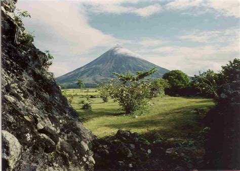 Mount Mayon, Philippines, 1984 [1.397x997] : r/EarthPorn