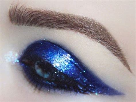 How To Wear Glitter Eye Makeup | Vogue Arabia