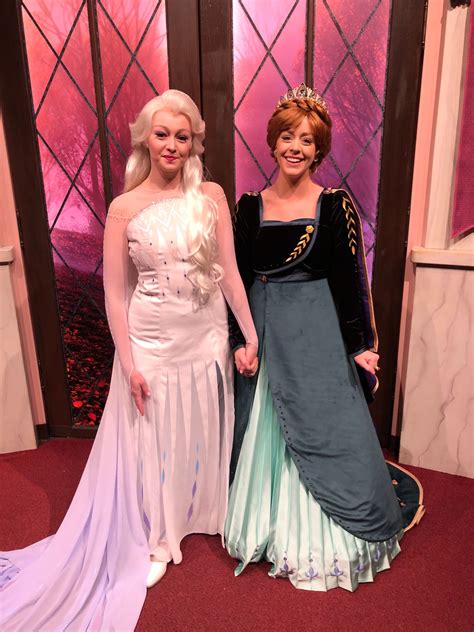 PHOTOS: Anna and Elsa Debut New "Frozen 2" Costumes at Character Close ...