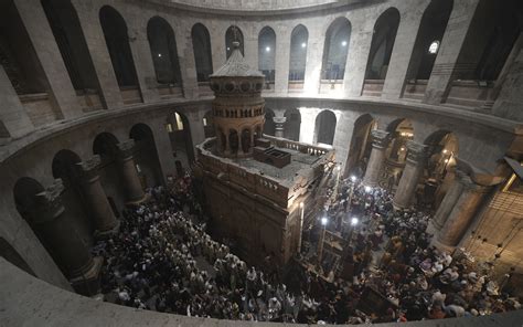 Christian faithful mark Easter Sunday in Jerusalem's Church of the Holy ...