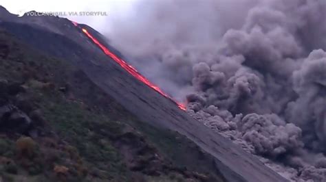 Dramatic video of Stromboli volcano eruption in Italy - YouTube