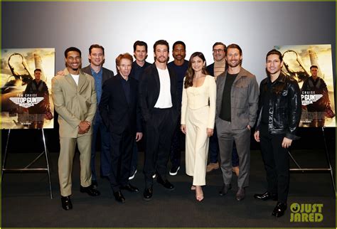 Photo: top gun maverick cast reunites during awards season 03 | Photo ...