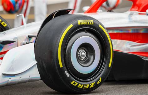 Pirelli want 2022 tyre tests while running in traffic