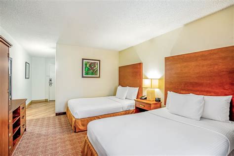 La Quinta Inn & Suites by Wyndham Danbury | Danbury, CT Hotels