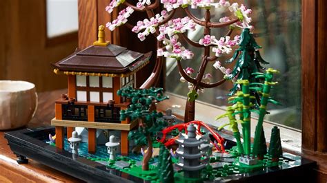 10315 Tranquil Garden-дағы көптеген LEGO өсімдіктері