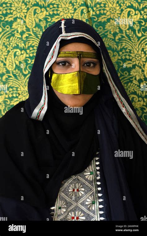 Femme qatarie dans une robe traditionnelle Doha, Qatar Photo Stock - Alamy