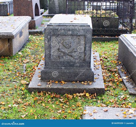 Tomb with death s head. stock photo. Image of halloween - 6639328