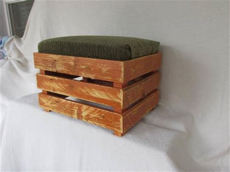 DIY Upholstered Pallet Ottoman – Step Stool | Pallet Furniture DIY