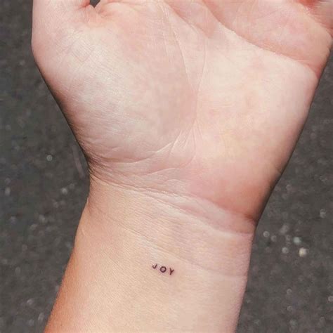 Những mẫu Small tattoo at wrist thời trang và sành điệu