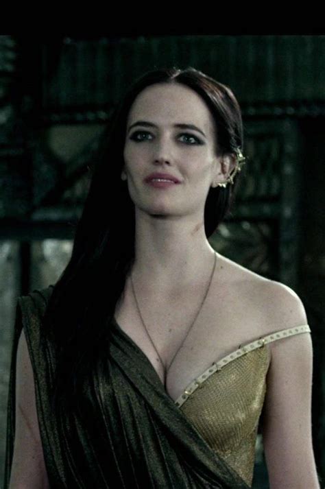 Eva Green | '300: Rise of an Empire'. I wish I'm that necklace