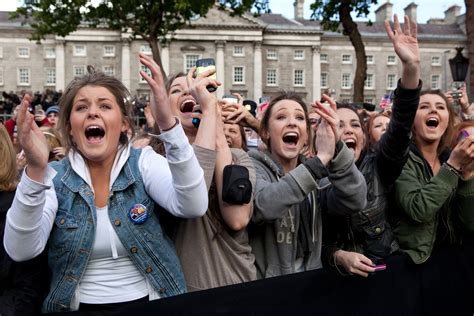 File:Women cheer Barack Obama in Dublin, Ireland.jpg