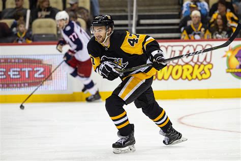 Penguins re-sign Adam Johnson to one-year deal