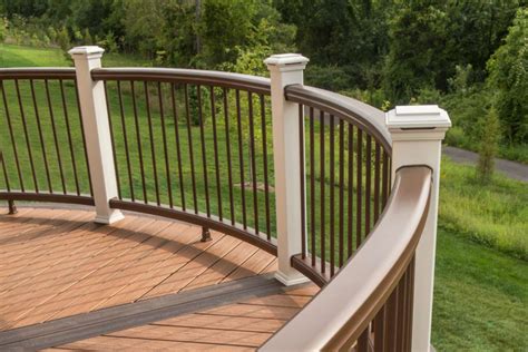 Curved Railing Inspiration & Photo Gallery | Trex