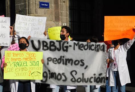 Well-being university students take protest to National Palace