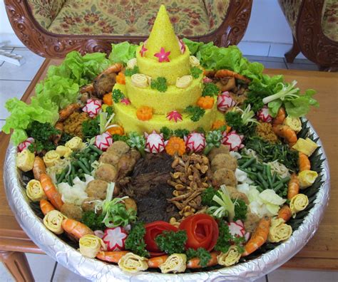 Kreasi Dapur Iis Sukendar: Tumpeng Nasi Kuning