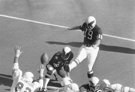 Ex-kicker Dempsey dies at 73