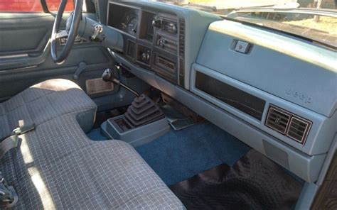 1987 Jeep Comanche Interior | Barn Finds