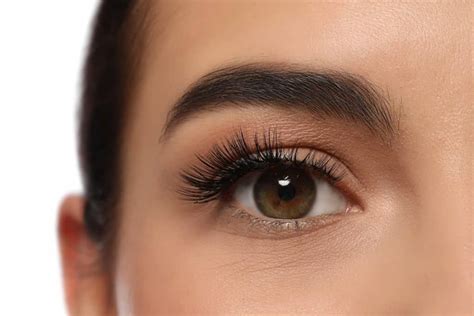 Cluster Lashes: Why You Should Avoid It + Lash Alternatives