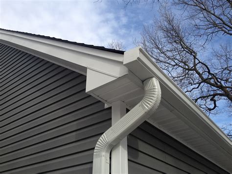 Seamless Gutters Cost 2022: Pros & Cons, Options, ROI