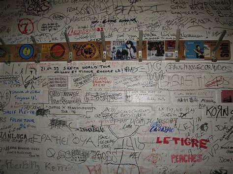 Curious, Funny Photos / Pictures: 51 Creative Bathroom Wall Graffiti ...