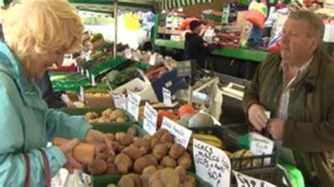 Llangefni market's boost with traders involvement - BBC News