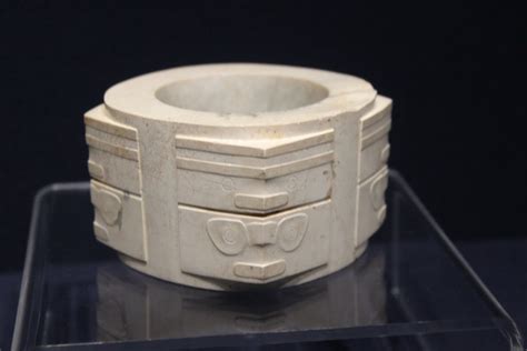 Image: Jade cong, Liangzhu Culture, 5200-2200 BC, Shanghai Museum