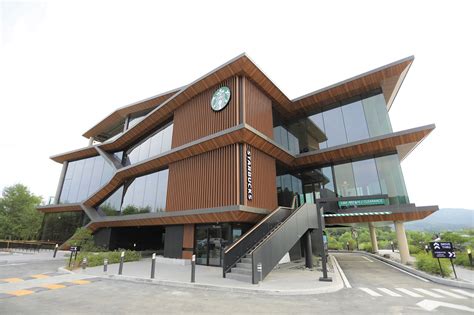 Starbucks opens largest store in Korea : Starbucks Stories Asia