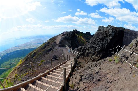 Hiking Mount Vesuvius | ITALY Magazine