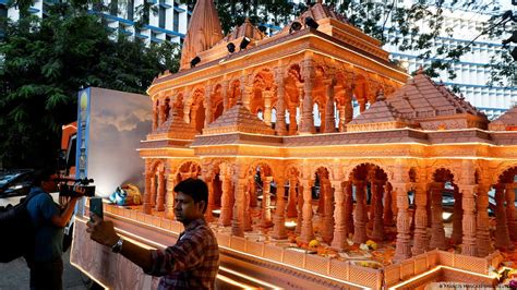 India: Ram Temple inauguration stokes political controversy – DW – 01 ...