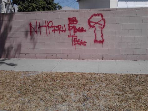 blood piru brims gangs graffiti: neighborhood piru ( Compton )