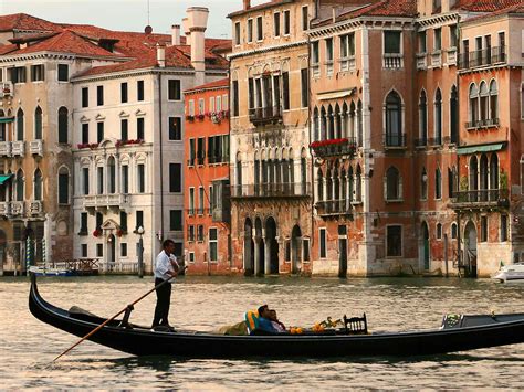 An Enchanting Evening: Venice Gondola Ride and Serenade - ArtViva