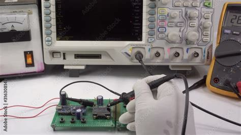 Measuring electrical signals with an oscilloscope in the laboratory ...